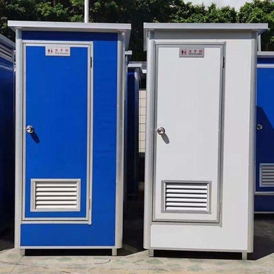 Nhà vệ sinh ngoài trời di động sẵn với hệ thống điện và ống nước