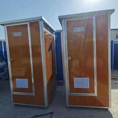 Nhà vệ sinh ngoài trời di động sẵn với hệ thống điện và ống nước